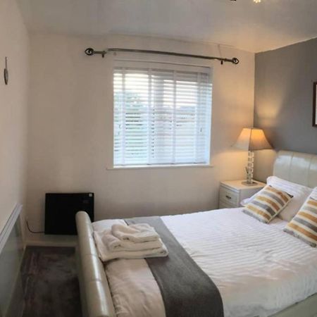 2-Bed Sleeps 4 Comfy For Contractors With Free Parking In Crawley Near Gatwick Manor Royal Refurbished Apartman Kültér fotó