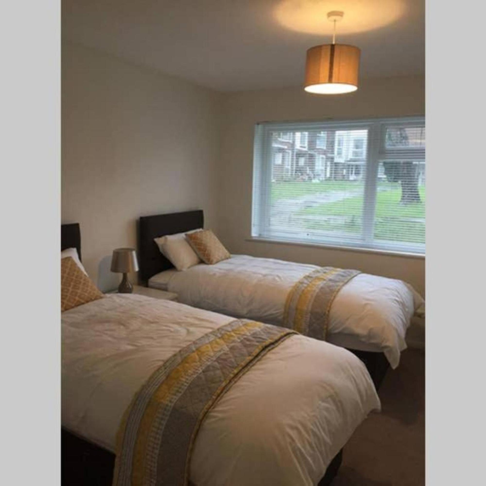 2-Bed Sleeps 4 Comfy For Contractors With Free Parking In Crawley Near Gatwick Manor Royal Refurbished Apartman Kültér fotó