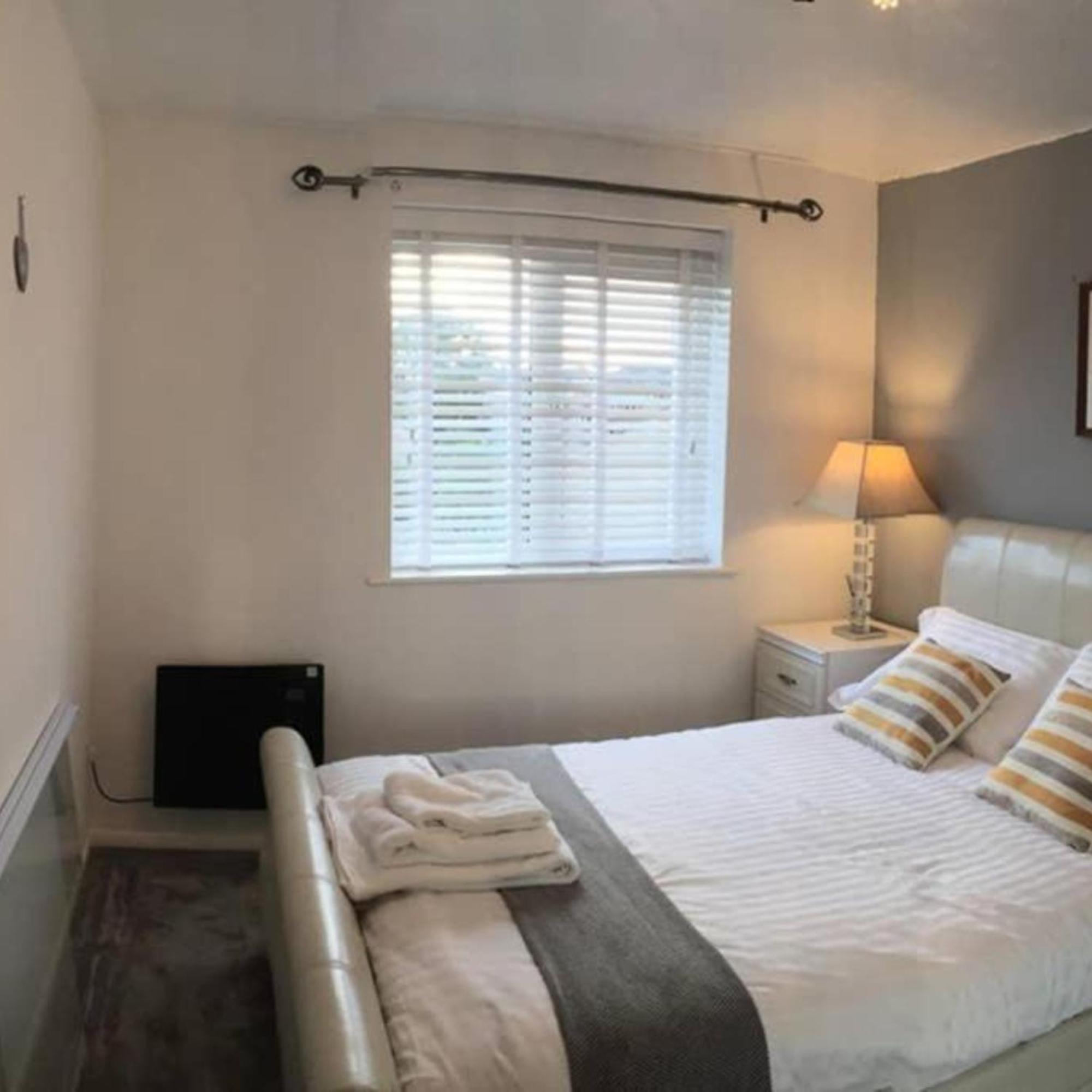 2-Bed Sleeps 4 Comfy For Contractors With Free Parking In Crawley Near Gatwick Manor Royal Refurbished Apartman Kültér fotó