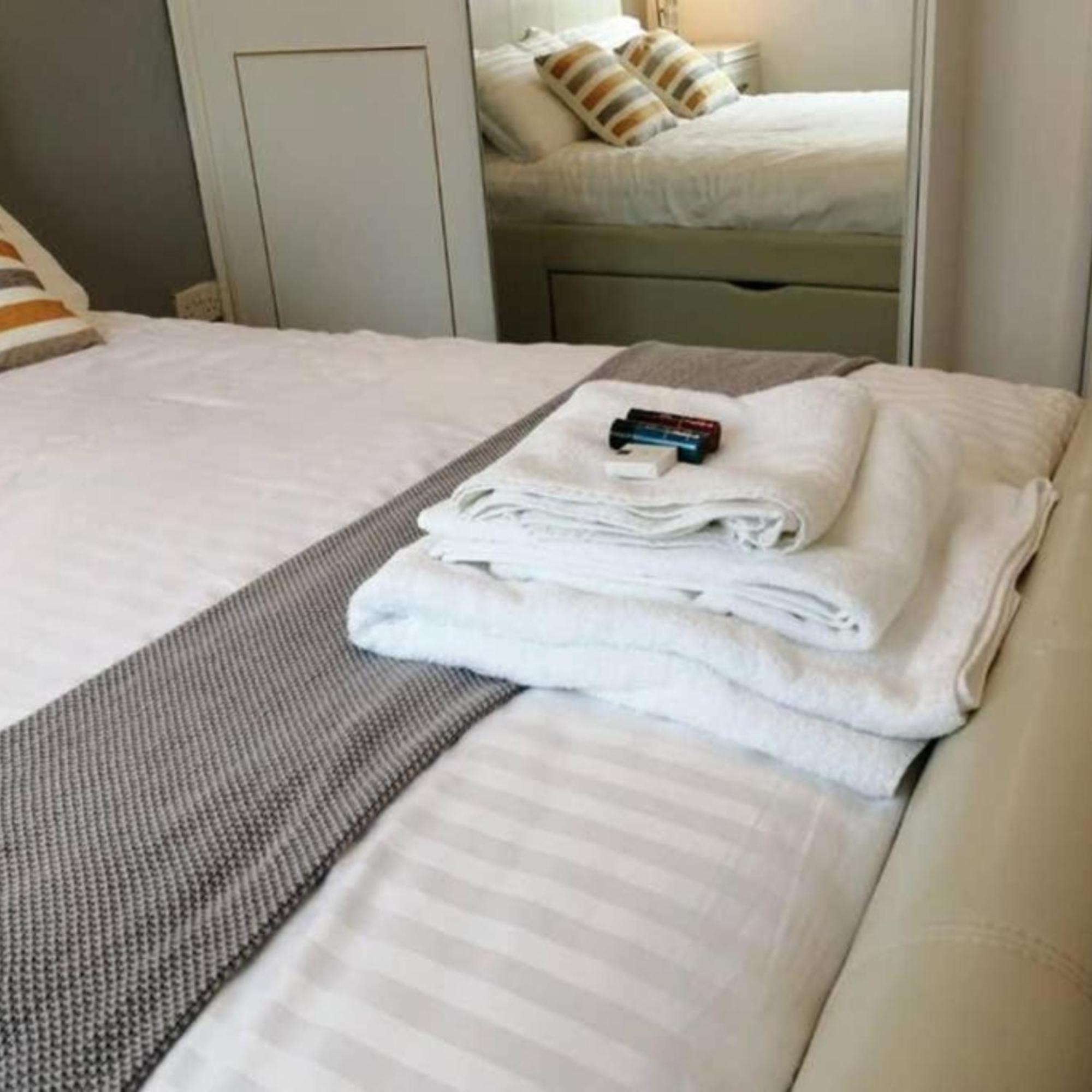 2-Bed Sleeps 4 Comfy For Contractors With Free Parking In Crawley Near Gatwick Manor Royal Refurbished Apartman Kültér fotó