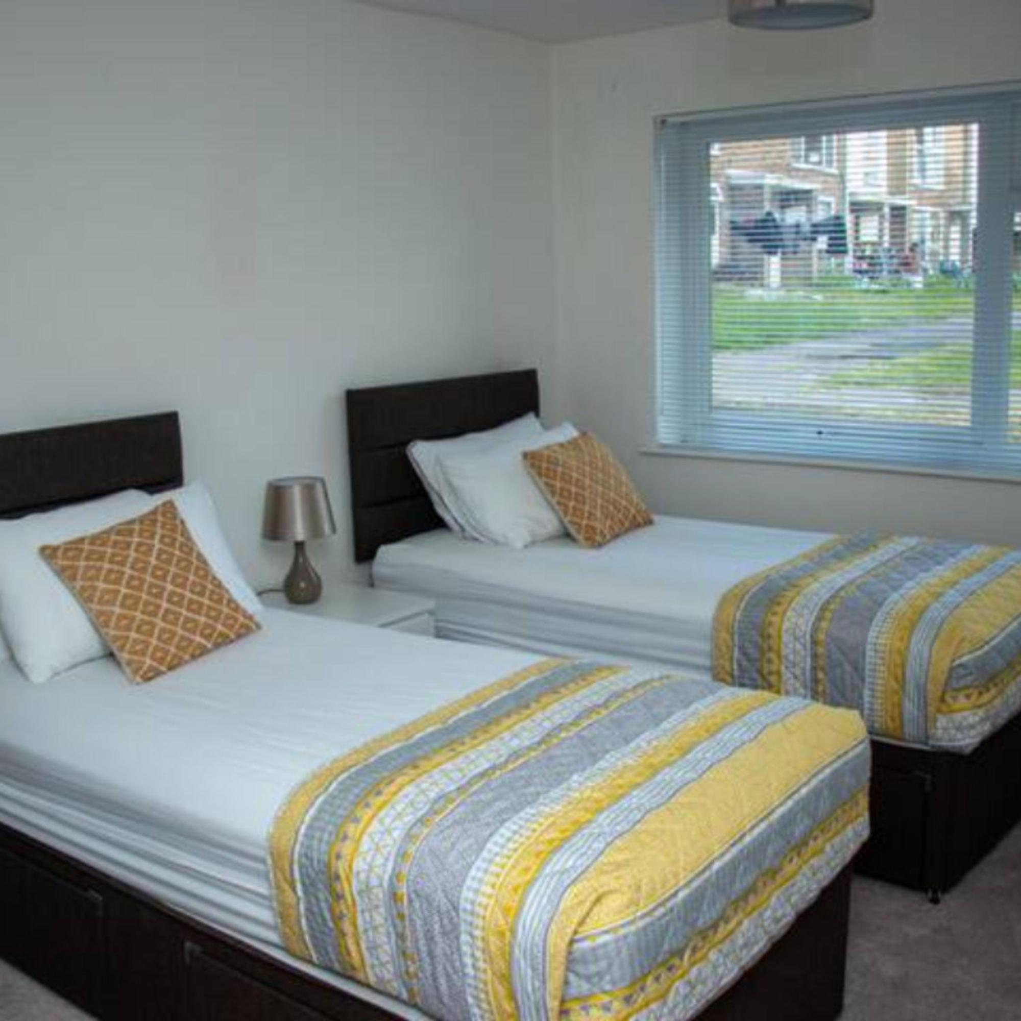 2-Bed Sleeps 4 Comfy For Contractors With Free Parking In Crawley Near Gatwick Manor Royal Refurbished Apartman Kültér fotó