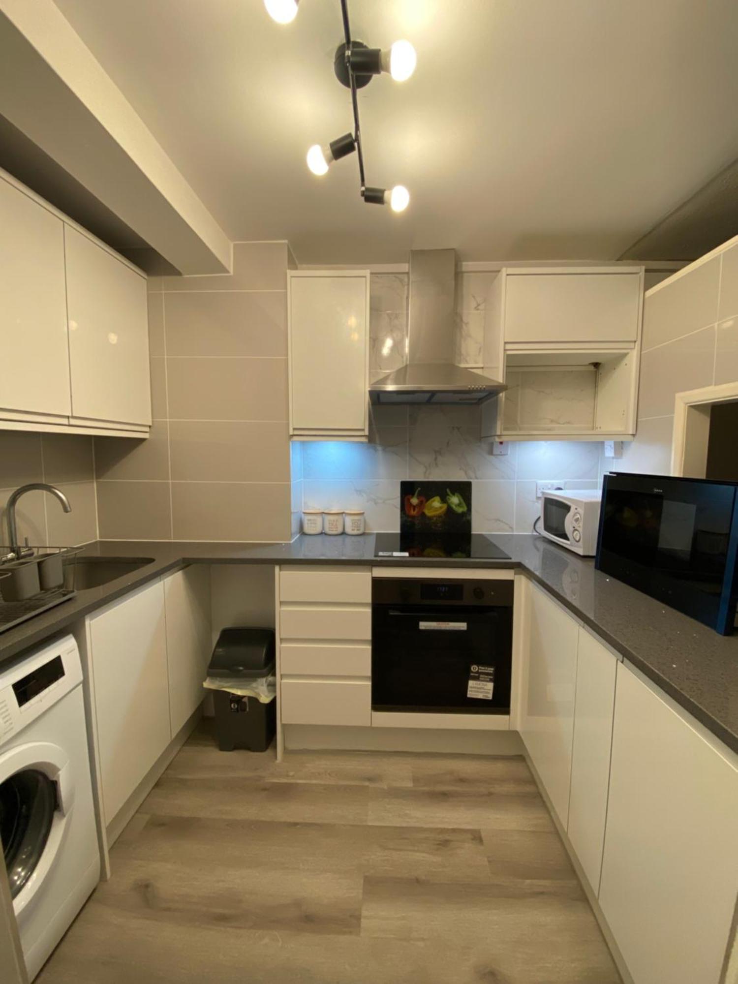 2-Bed Sleeps 4 Comfy For Contractors With Free Parking In Crawley Near Gatwick Manor Royal Refurbished Apartman Kültér fotó