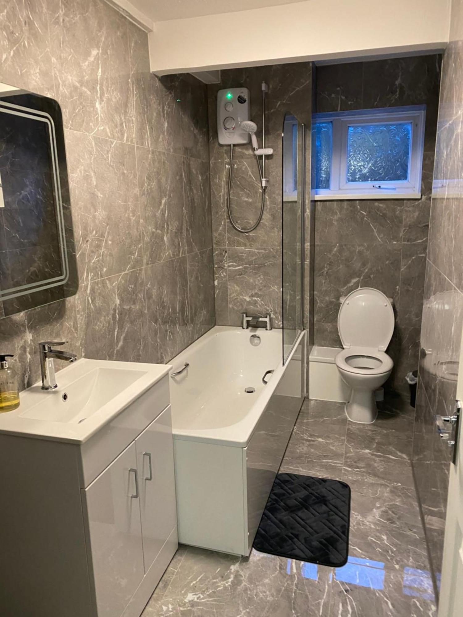 2-Bed Sleeps 4 Comfy For Contractors With Free Parking In Crawley Near Gatwick Manor Royal Refurbished Apartman Kültér fotó