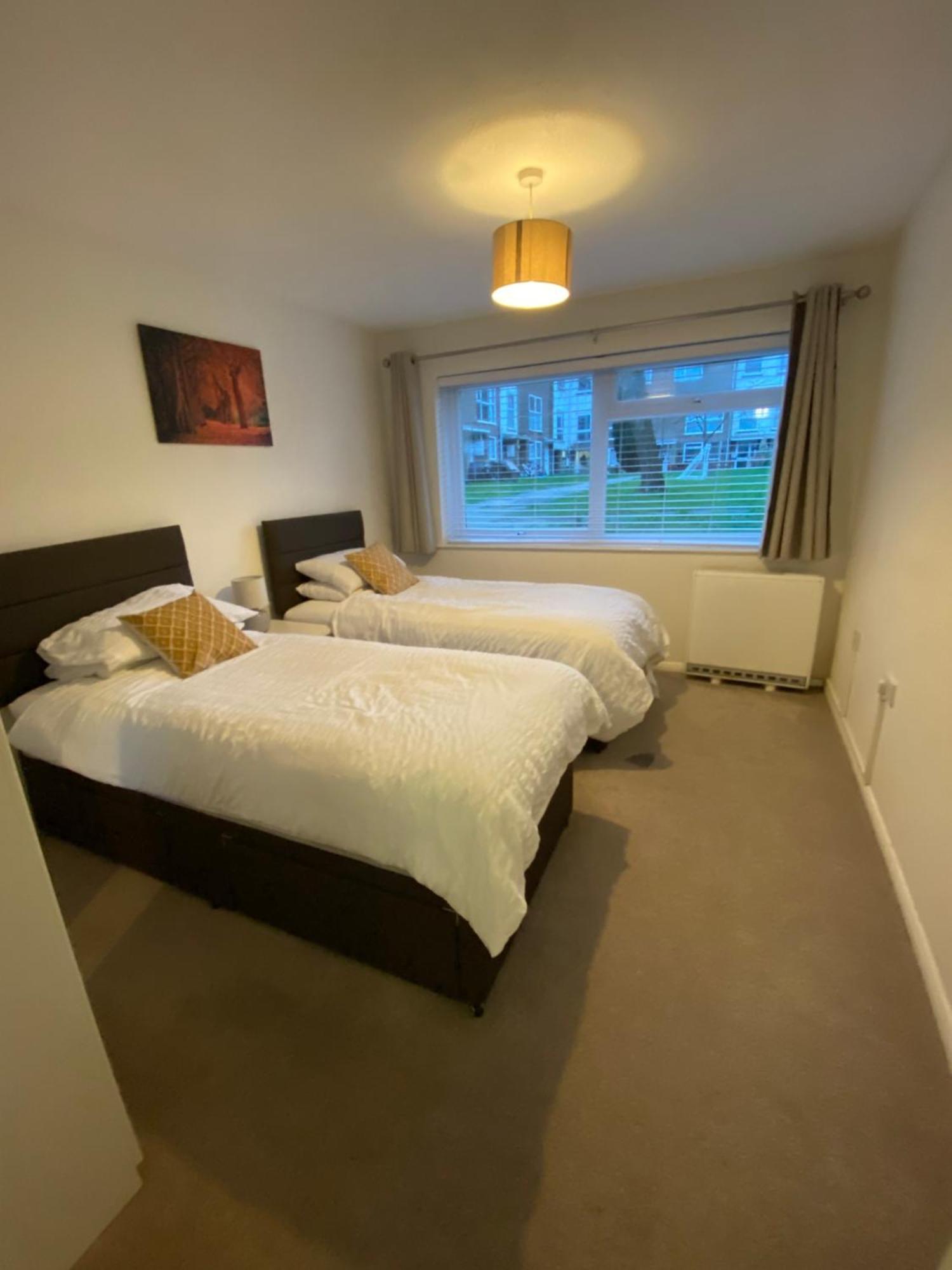 2-Bed Sleeps 4 Comfy For Contractors With Free Parking In Crawley Near Gatwick Manor Royal Refurbished Apartman Kültér fotó