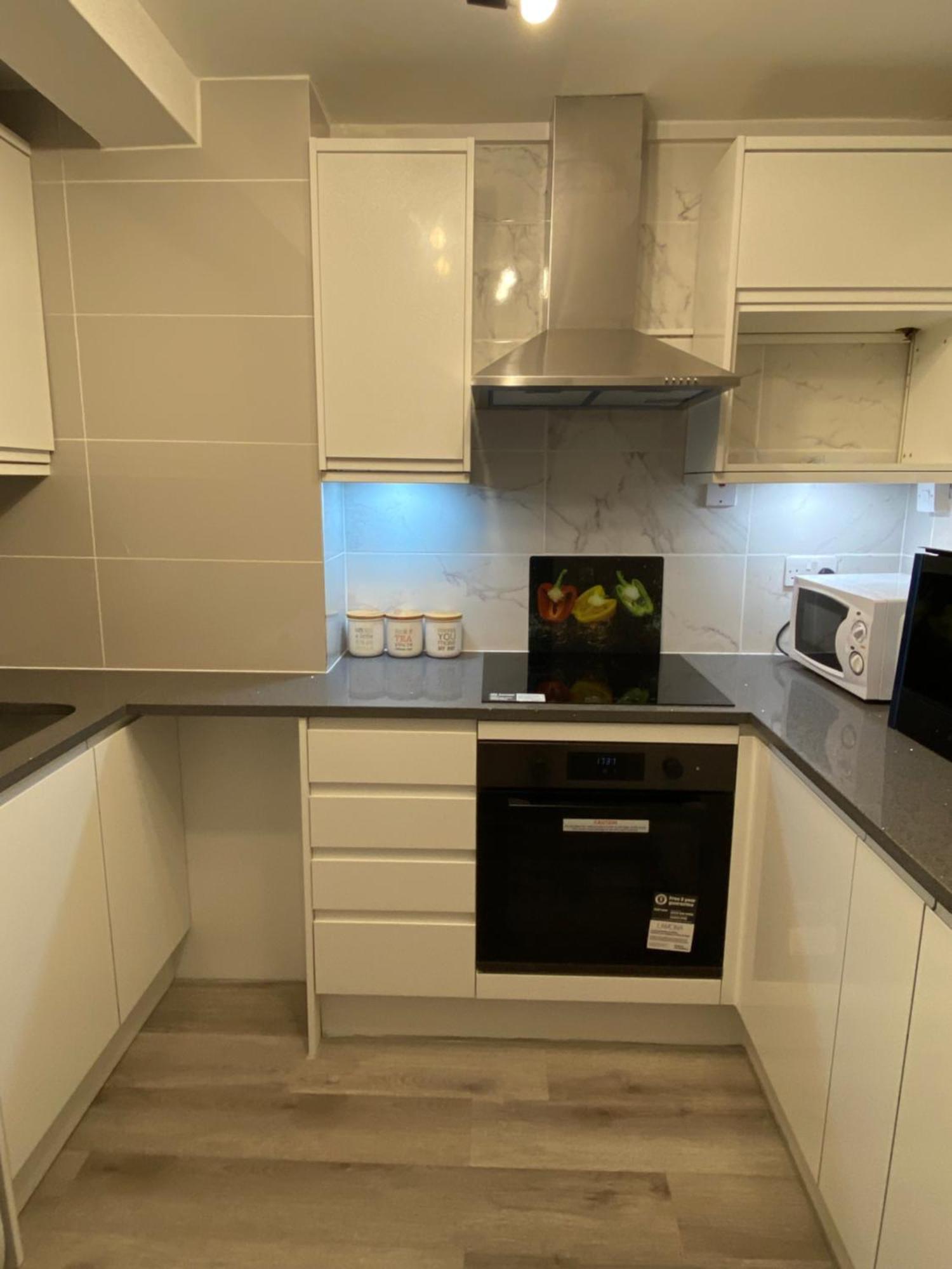 2-Bed Sleeps 4 Comfy For Contractors With Free Parking In Crawley Near Gatwick Manor Royal Refurbished Apartman Kültér fotó
