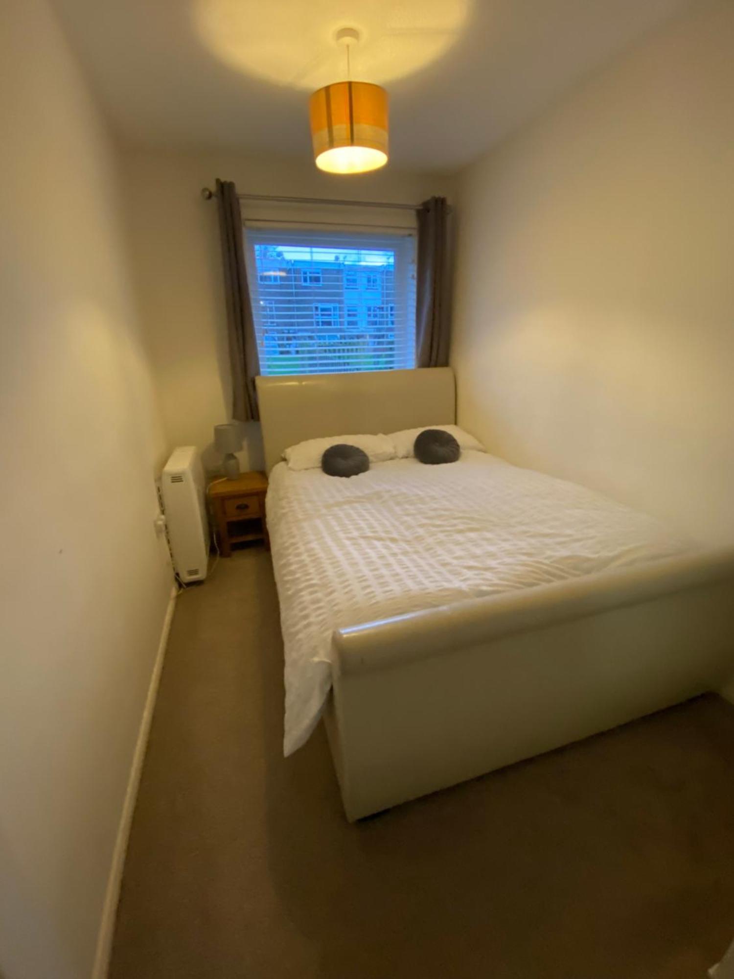2-Bed Sleeps 4 Comfy For Contractors With Free Parking In Crawley Near Gatwick Manor Royal Refurbished Apartman Kültér fotó